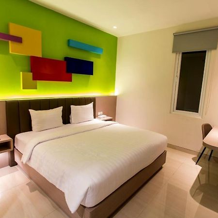 Zoom Dharmahusada Hotel Surabaya Exterior foto