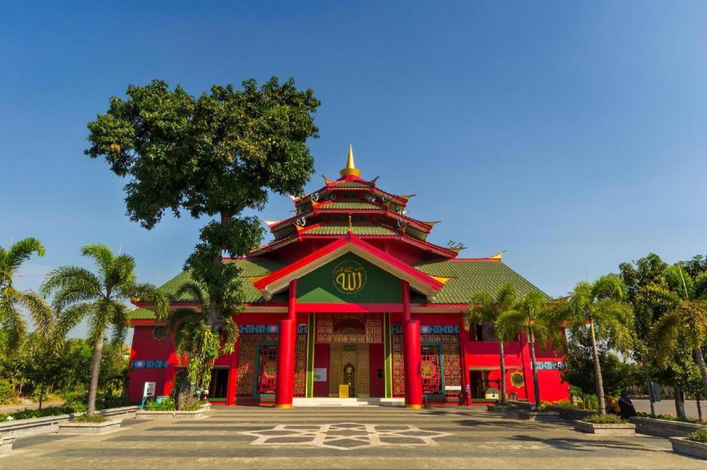 Zoom Dharmahusada Hotel Surabaya Exterior foto