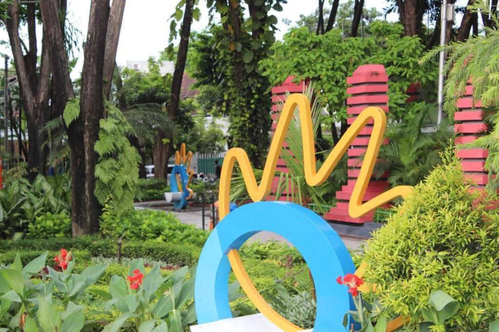 Zoom Dharmahusada Hotel Surabaya Exterior foto