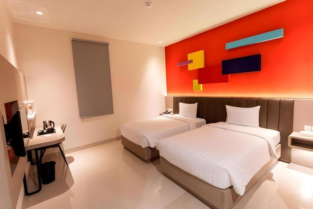 Zoom Dharmahusada Hotel Surabaya Exterior foto