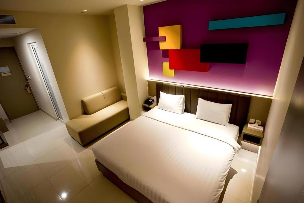Zoom Dharmahusada Hotel Surabaya Exterior foto
