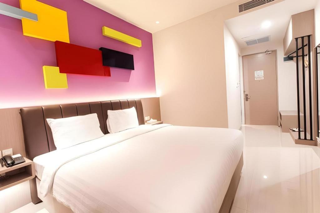 Zoom Dharmahusada Hotel Surabaya Exterior foto
