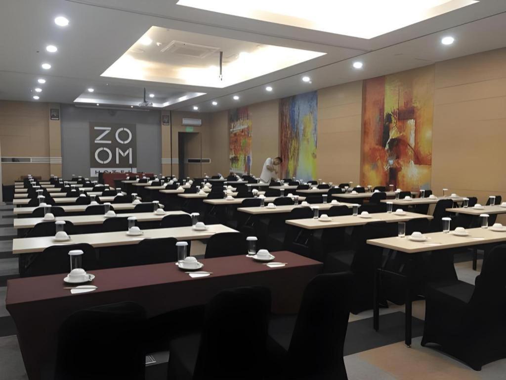 Zoom Dharmahusada Hotel Surabaya Exterior foto