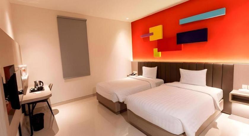 Zoom Dharmahusada Hotel Surabaya Exterior foto