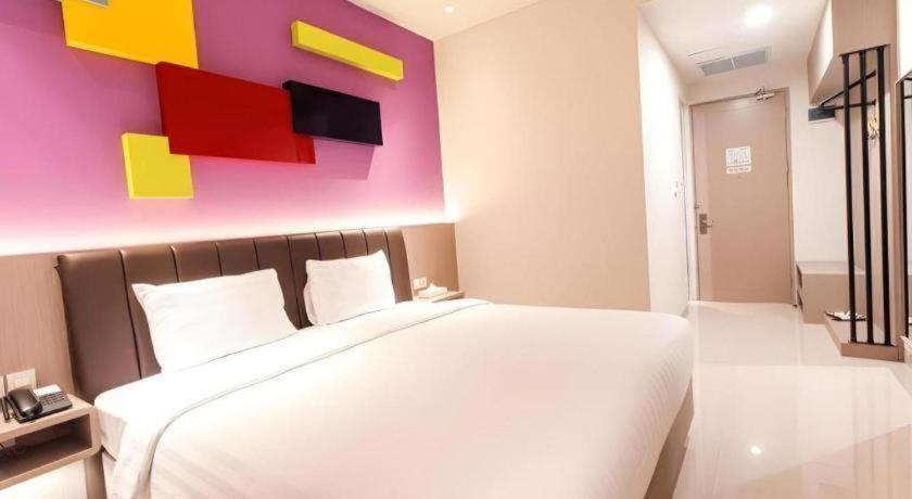 Zoom Dharmahusada Hotel Surabaya Exterior foto